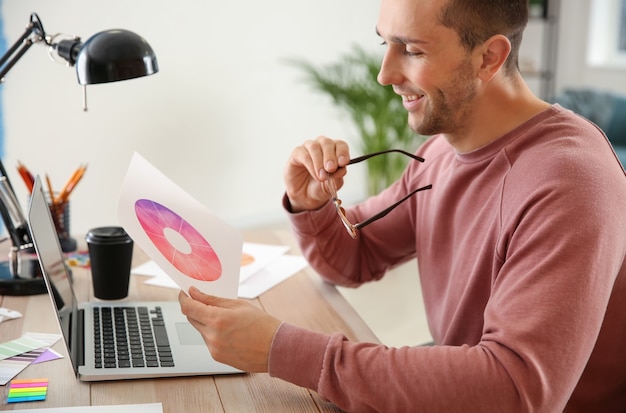 Jovem designer trabalhando no escritório