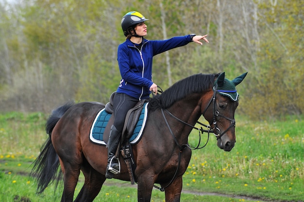 Jovem desportista a cavalo