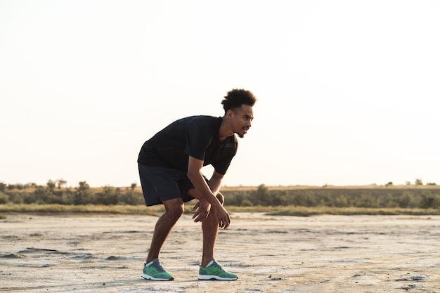 Jovem desportista a fazer exercícios de fitness ao ar livre