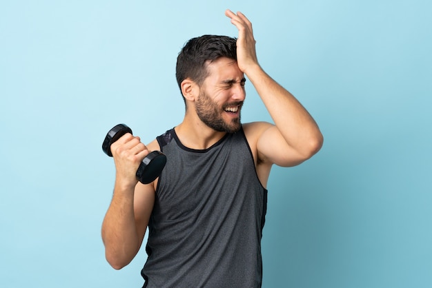 Jovem desportista com barba