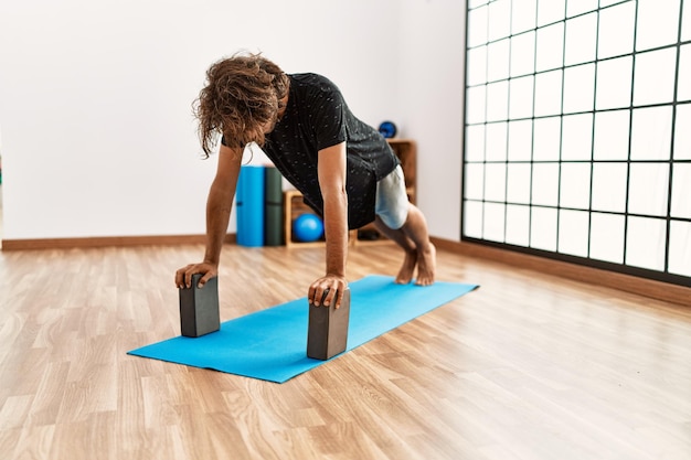 Jovem desportista hispânico concentra treinamento no centro esportivo