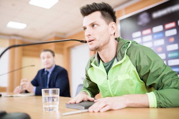 Jovem desportista na conferência de imprensa