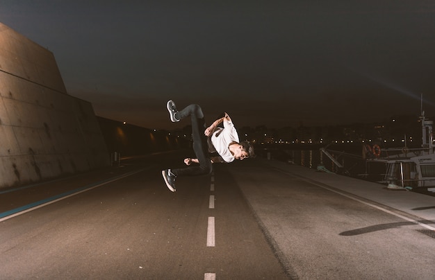 Jovem desportista praticando parkour.