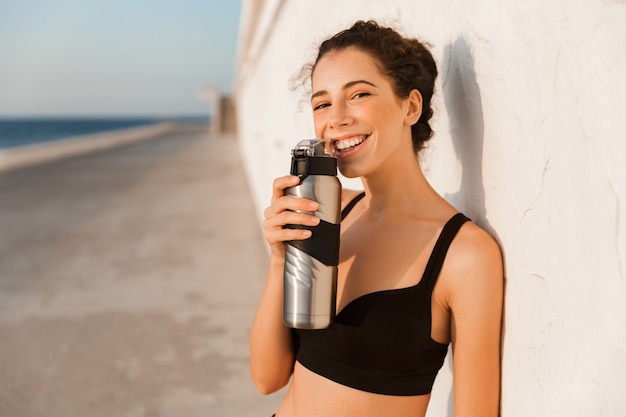 Jovem desportista sorridente ao ar livre