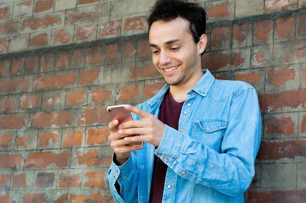 Jovem digitando em seu telefone