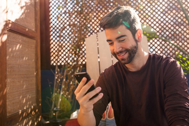 Jovem digitando uma mensagem