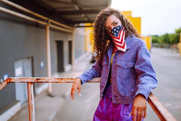 Foto jovem divertida com bandana americana dançando sozinha na rua dança esportiva e cultura urbana