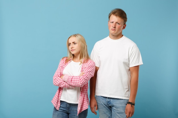 Jovem divertido casal dois amigos cara garota em branco rosa vazio design em branco camisetas posando