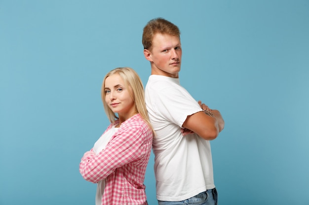 Jovem divertido casal dois amigos cara garota em branco rosa vazio design em branco camisetas posando