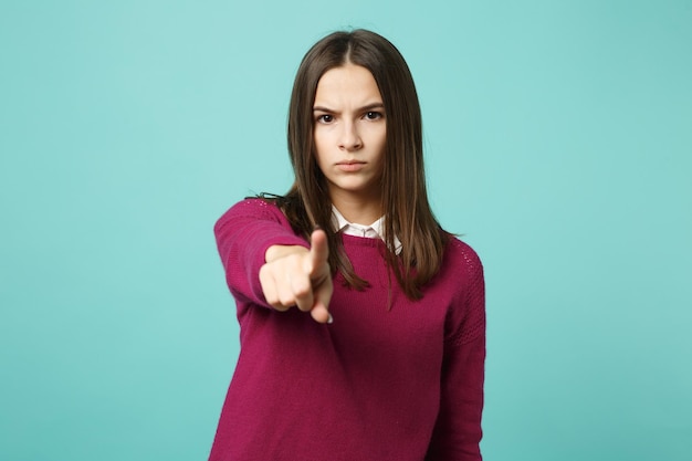 Jovem divertido triste chateado perplexo perturbar menina mulher morena em roupas casuais vermelhas posando isolado no retrato de estúdio de fundo de parede azul. Conceito de estilo de vida de emoções sinceras de pessoas. Mock up espaço de cópia.