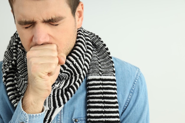 Jovem doente com luz de fundo, conceito de frio sazonal