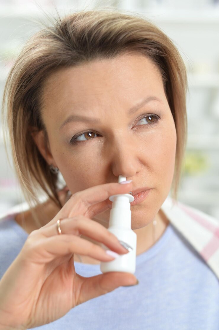 Foto jovem doente com nariz tapado usando spray nasal