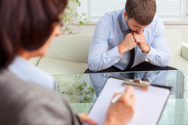 Jovem doente, curando depressão em um psicoterapeuta