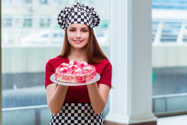 Jovem, dona de casa, assando bolo, em, cozinha