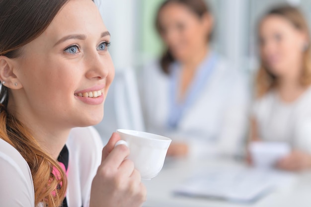 Jovem durante a pausa para o café no escritório moderno