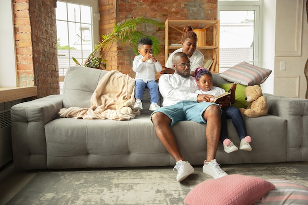 Foto jovem e alegre família africana d passando um tempo juntos em casa