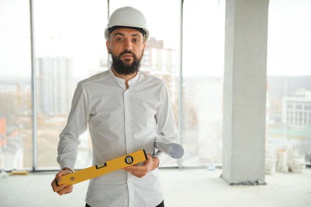 Jovem e atraente engenheiro industrial árabe em capacete de segurança Profissional e construtor da indústria, arquiteto, trabalhador, verificando o trabalho na planta interna