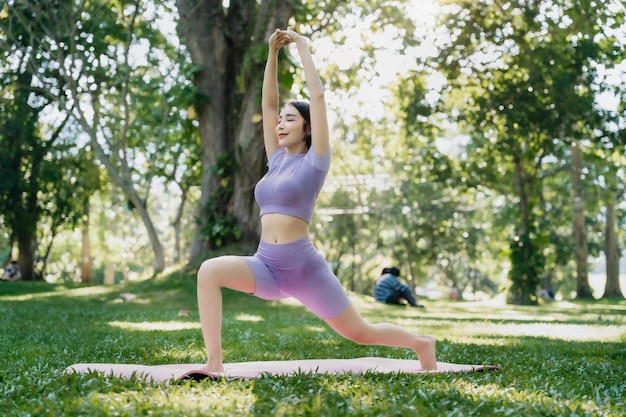 Jovem e atraente fazendo yoga