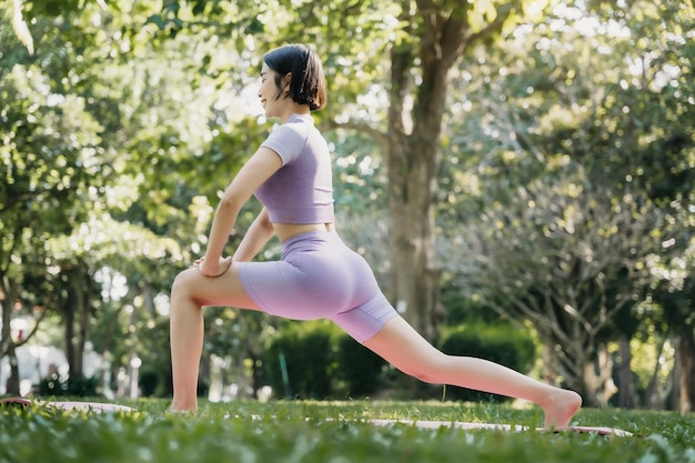 Jovem e atraente fazendo yoga