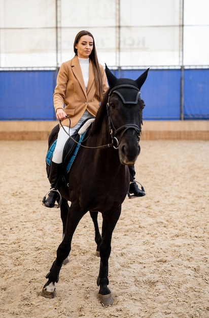 Jovem e bela cavaleira bonita jóquei a cavalo