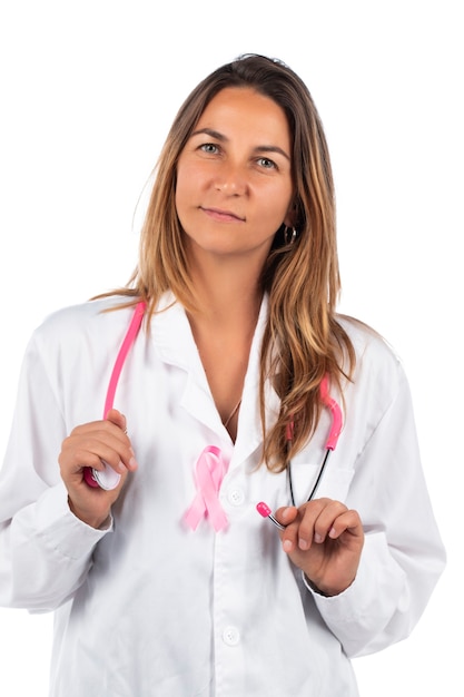 Foto jovem e bela médica com estetoscópio rosa e fita rosa para câncer de mama