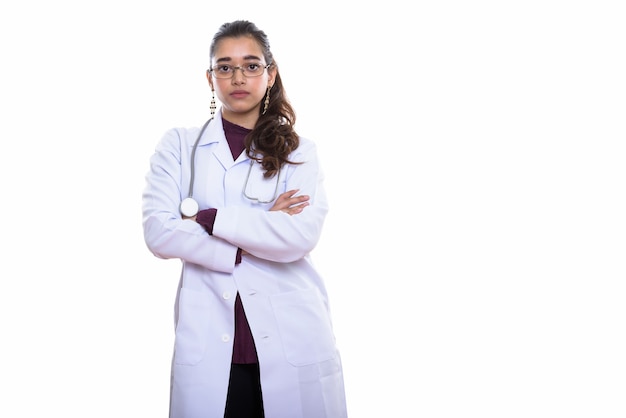 Jovem e bela médica indiana em pé com os braços cruzados