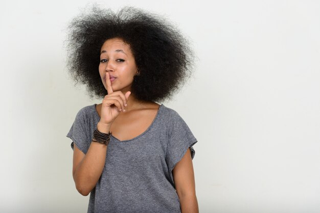 jovem e bela mulher africana com cabelo afro em branco