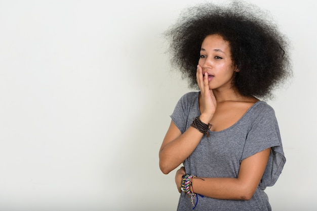 jovem e bela mulher africana com cabelo afro em branco