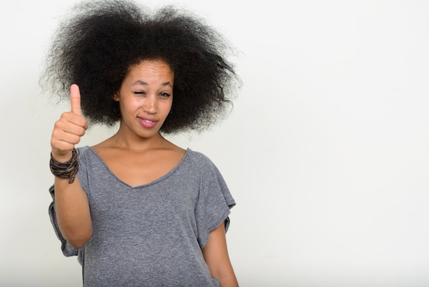 jovem e bela mulher africana com cabelo afro em branco