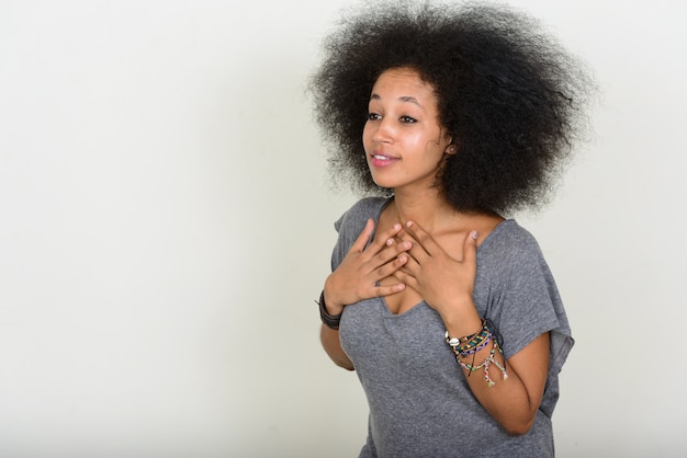 jovem e bela mulher africana com cabelo afro em branco