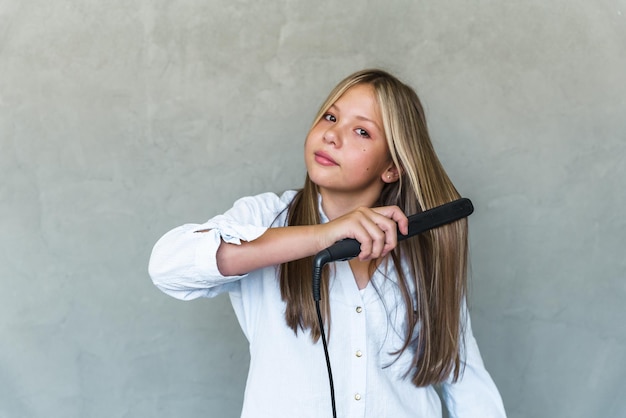 Jovem e bela mulher alisando o cabelo comprido