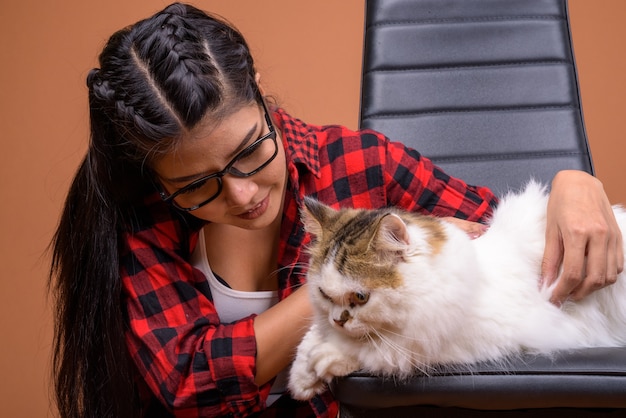 Jovem e bela mulher asiática com gato persa