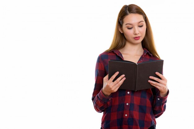 Foto jovem e bela mulher asiática lendo livro isolado