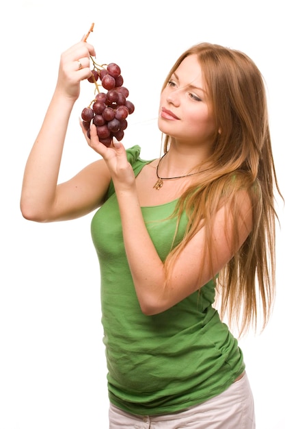 Foto jovem e bela mulher com cacho de uvas