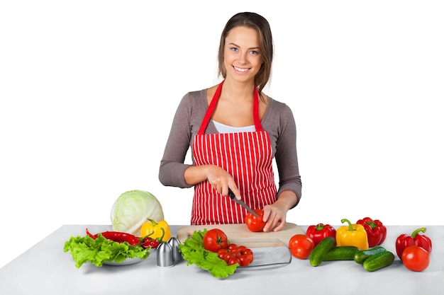 Jovem e bela mulher cozinhando