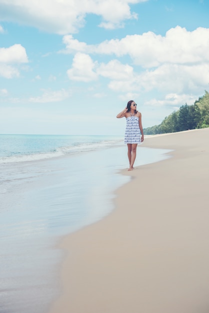 Jovem e bela mulher feliz curtindo a praia