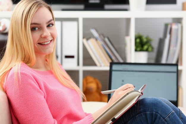 Jovem e bela mulher lendo um livro, estudar e se preparar para o exame