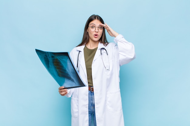 jovem e bonita médica com tomografia óssea