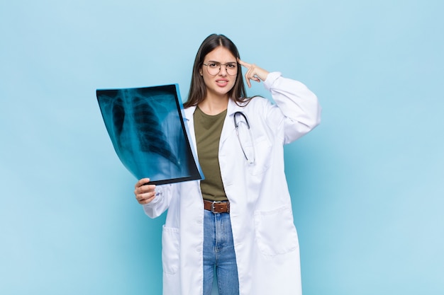 jovem e bonita médica com tomografia óssea