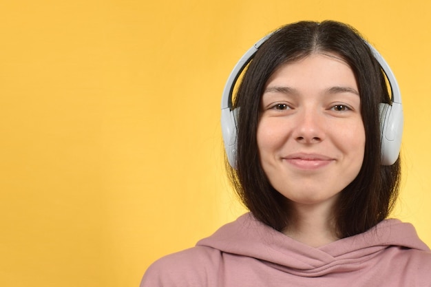 Foto jovem e bonita mulher a ouvir música.