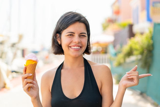 Jovem e bonita mulher búlgara ao ar livre