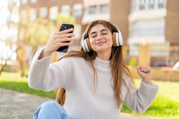 Jovem e bonita mulher caucasiana a usar telemóvel.