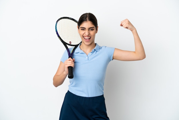 Jovem e bonita tenista caucasiana isolada no fundo branco fazendo um gesto forte
