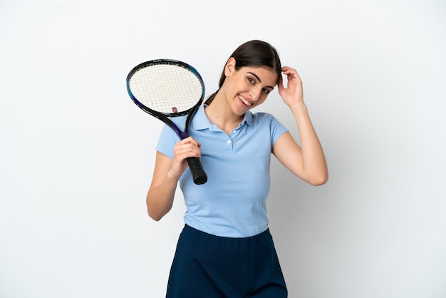 Jovem e bonita tenista mulher caucasiana isolada no fundo branco rindo
