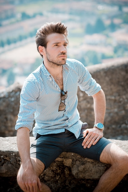 jovem e bonito homem moderno moderno ao ar livre