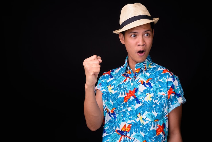 Foto jovem e bonito turista filipino pronto para as férias contra a parede preta
