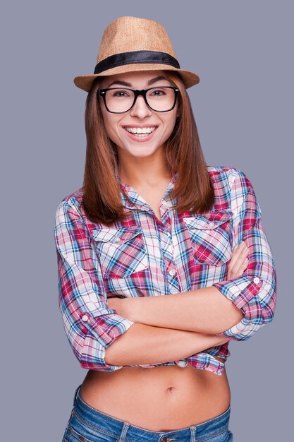 Jovem e despreocupado. Mulheres bonitas de braços cruzados e sorrindo