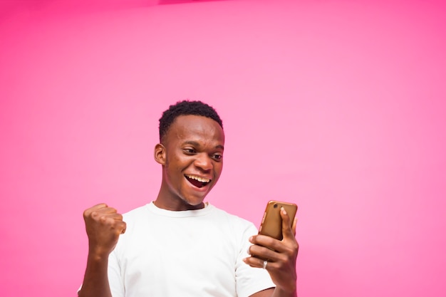 Jovem e emocional, caucasiano, ganhou uma grande quantia em dinheiro na loteria