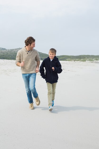 Jovem e filho jogging na praia