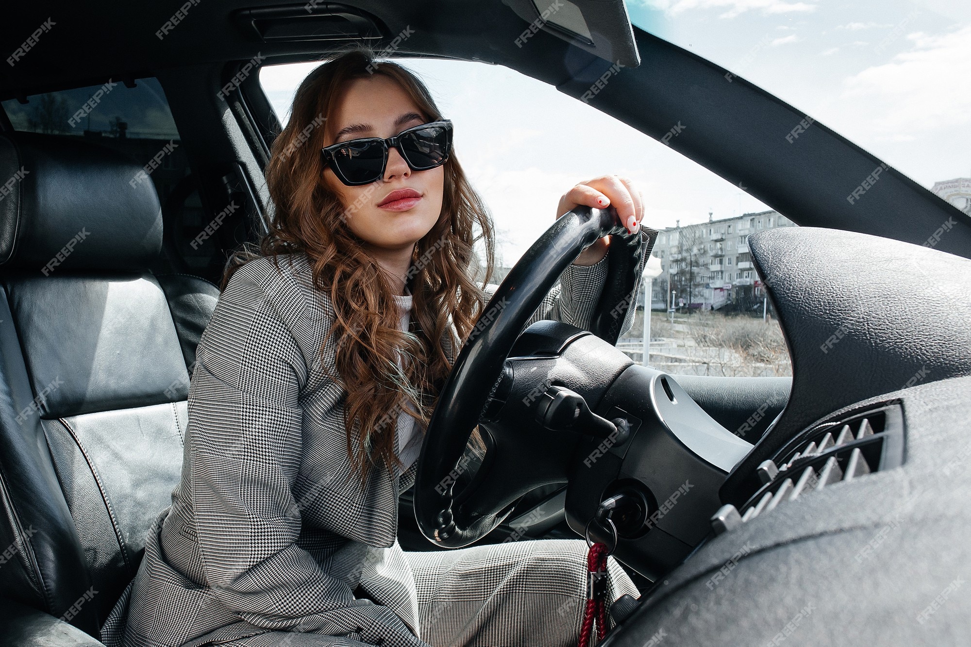 Imagem de um carro com meninas lindas no desfile.